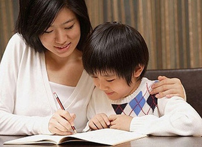 Con nghỉ học dài ngày, cha mẹ cần hỗ trợ các con trong học tập (Ảnh minh họa: Báo giaoduc.net)