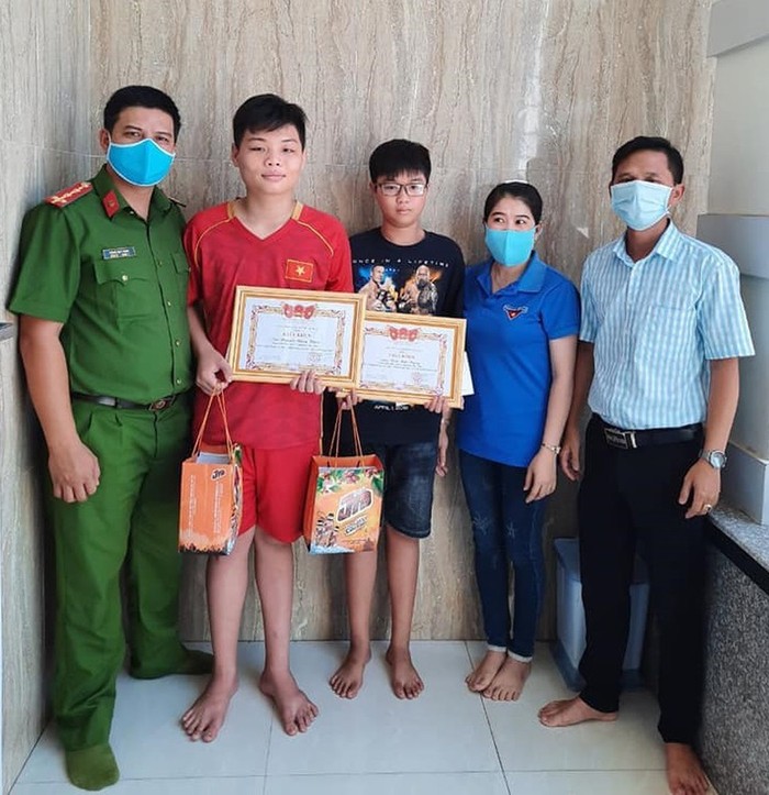 Công an phường Lạc Đạo thưởng nóng cho 2 học sinh trả lại của rơi (Ảnh CTV).