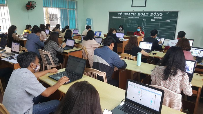 Trong thực tế thì không phải giáo viên nào cũng có đủ năng lực dạy trực tuyến (Ảnh Báo Giáo dục Việt Nam).