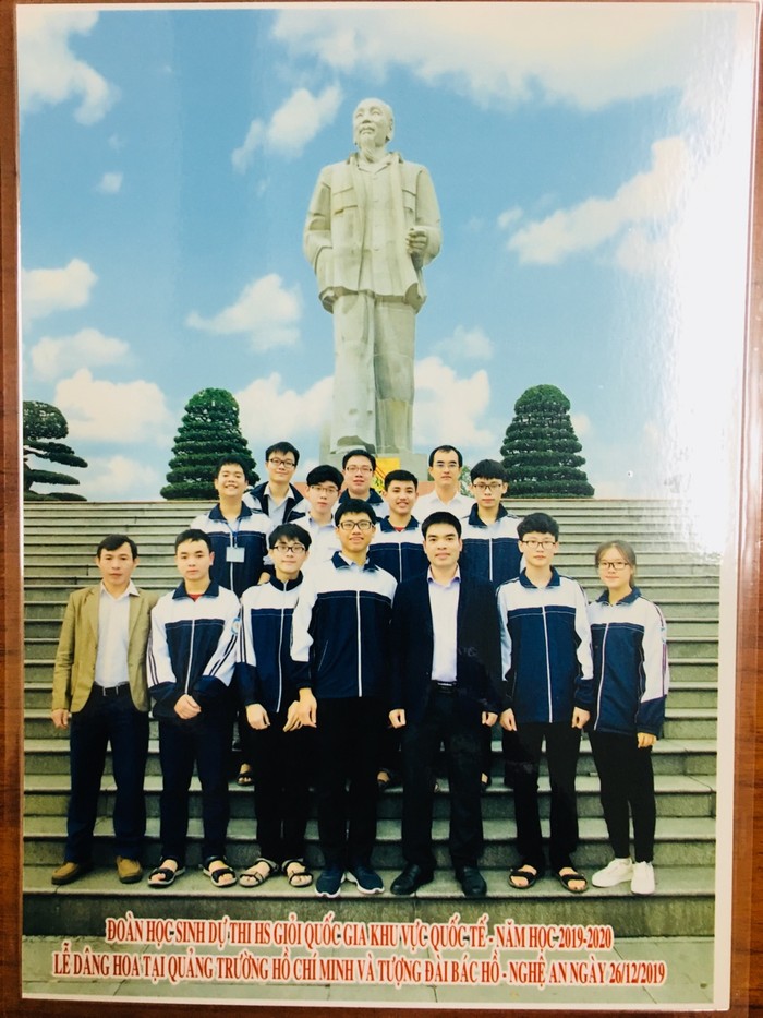 Thầy Hùng cùng những học sinh Trường chuyên Phan Bội Châu tỉnh Nghệ An trong kỳ thi học sinh giỏi Toán Quốc gia năm học 2019 (Ảnh do thầy Hùng cung cấp)