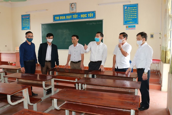 Giám đốc Sở Giáo dục tỉnh Nghệ An và một số cán bộ đi kiểm tra việc chuẩn bị để đón học sinh trở lại trường (Ảnh Sở Giáo dục Nghệ An cung cấp)