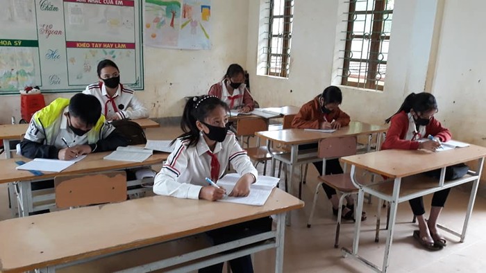 Học sinh huyện Kỳ Sơn đã được ngồi giãn cách trong lớp học (Ảnh CTV)