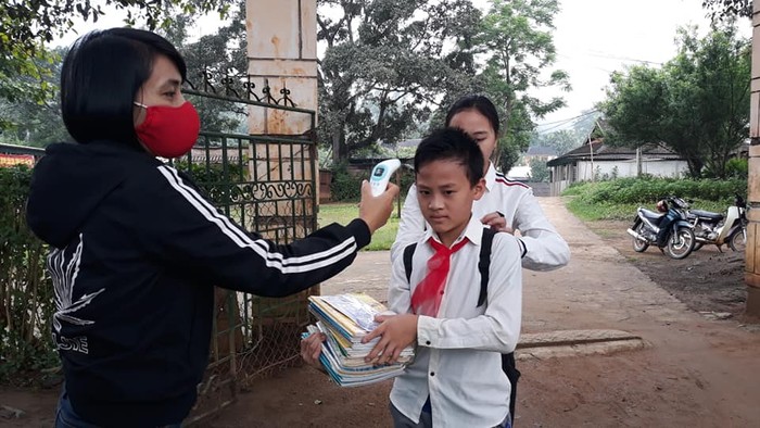 Trường phổ thông dân tộc bán trú Trung học cơ sở Nậm Càn, huyện Kỳ Sơn đang kiểm tra thân nhiệt (Ảnh CTV)