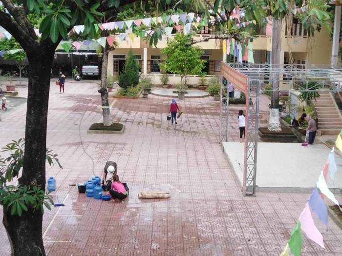Giáo viên Trường Mường Xén, huyện Kỳ Sơn, tỉnh Nghệ An đang dọn vệ sinh trường lớp (Ảnh CTV)