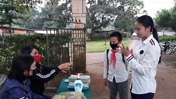 Trường phổ thông dân tộc bán trú Trung học cơ sở Nậm Càn, huyện Kỳ Sơn đang hướng dẫn học sinh xịt tay kháng khuẩn(Ảnh CTV)