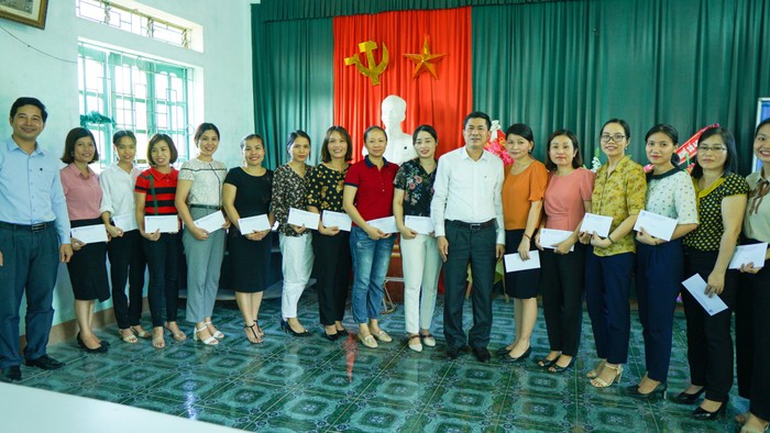 Lãnh đạo Sở Giáo dục và Đào tạo tỉnh Nghệ An trao quà cho các giáo viên, công nhân viên trường trung học phổ thông ngoài công lập (Ảnh công đoàn ngành cung cấp).
