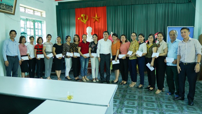 Lãnh đạo Sở Giáo dục và Đào tạo tỉnh Nghệ An trao quà cho các giáo viên, công nhân viên trường trung học phổ thông ngoài công lập (Ảnh công đoàn ngành cung cấp).
