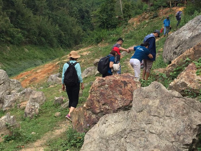 Đoàn Dự án Sách hay đang đi bộ lên đến điểm trường xa nhất của huyện Tương Dương (Ảnh: Dự án Sách hay cung cấp)