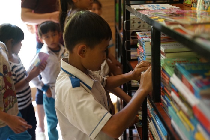 Học sinh hào hứng chọn sách đọc (Ảnh: Dự án Sách hay cung cấp)
