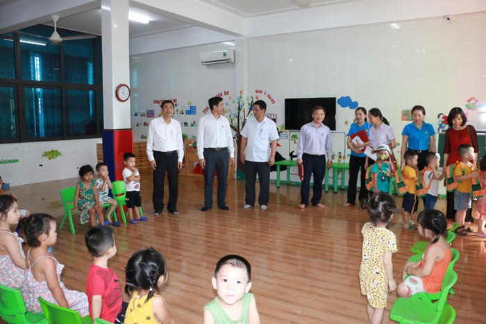 Ngành Giáo dục tỉnh Nghệ An trao quà hỗ trợ cho giáo viên ngoài công lập (Ảnh Sở Giáo dục cung cấp)
