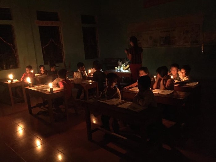 Chưa có điện giáo viên thắp đèn để dạy (Ảnh nhà trường cung cấp)