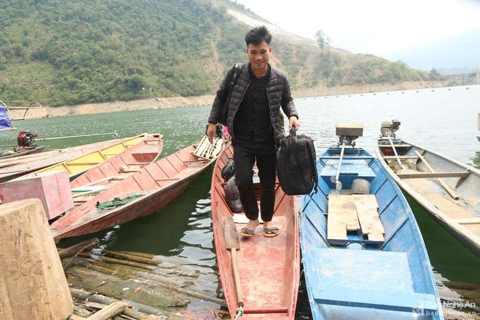 Đi thuyền vào điểm trường Cà Moong (ảnh Báo Nghệ An)