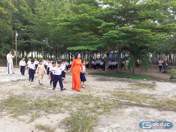 Đón học sinh lớp 1 trong lễ khai giảng năm 2019 (Ảnh Phan Tuyết)