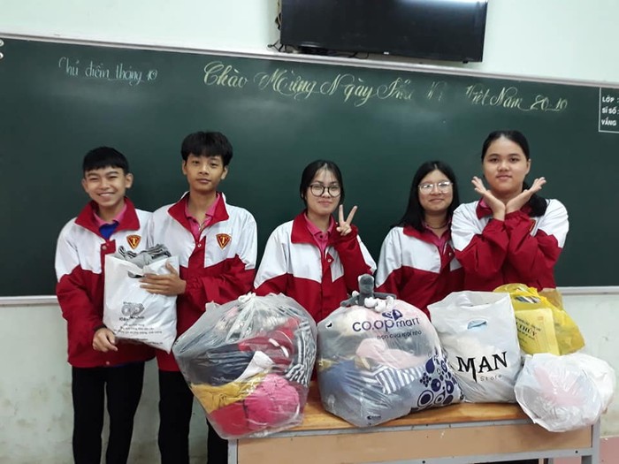 Học sinh góp áo quần, sách vở (Ảnh CTV)