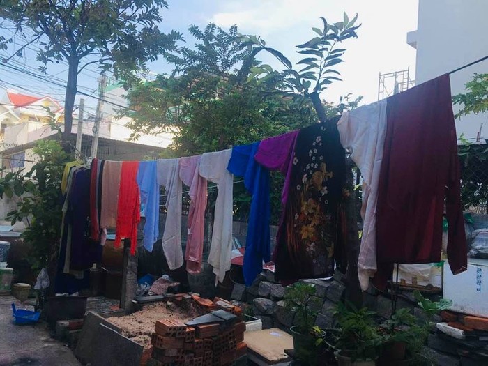 Giặt và phơi áo dài (Ảnh CTV)