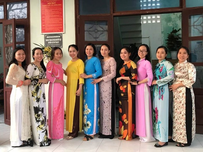 Các cô ở trường nuôi trẻ khuyết tật Quảng Trạch - Quảng Bình rạng ngời trong bộ áo dài mới được tặng (Ảnh: CTV)