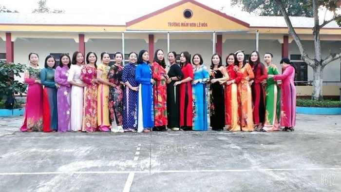 Các cô giáo miền Trung mặc những bộ áo dài được tặng (Ảnh: CTV)