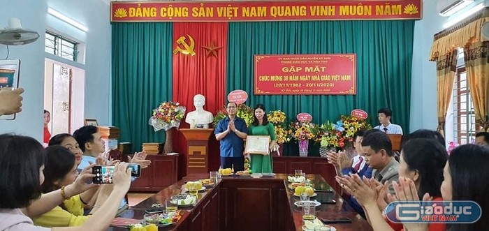Đại diện chính quyền huyện Kỳ Sơn, trao bằng khen của Bộ Giáo dục và Đào tạo cho cô giáo Hà (Ảnh nhà trường)