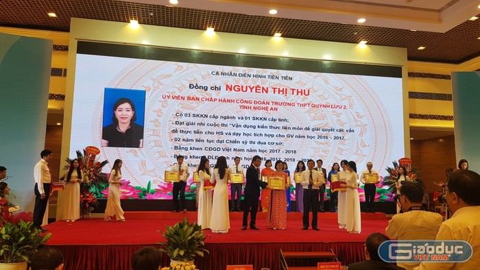 Cô Nguyễn Thị Thu nhận bằng khen của Công đoàn Giáo dục Việt Nam ở Hội nghị điển hình tiên tiến (Ảnh nhân vật cung cấp)