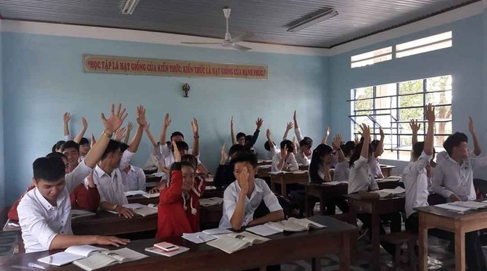 Thầy Dương Thy Phan cho biết, khi trực tiếp hỏi ai không thích đi học buổi 2, học sinh của thầy đã đồng loạt giơ tay như thế (Ảnh thầy Phan cung cấp)
