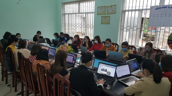 Hình ảnh các thầy cô giáo Trường Trưng Vương, tỉnh Quảng Trị tập trung tại trường dạy online mùa dịch Covi (Ảnh nhà trường cung cấp)