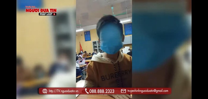 Học sinh che mặt lên bàn cô giáo cướp điện thoại (Ảnh chụp clip Báo Người đưa tin)