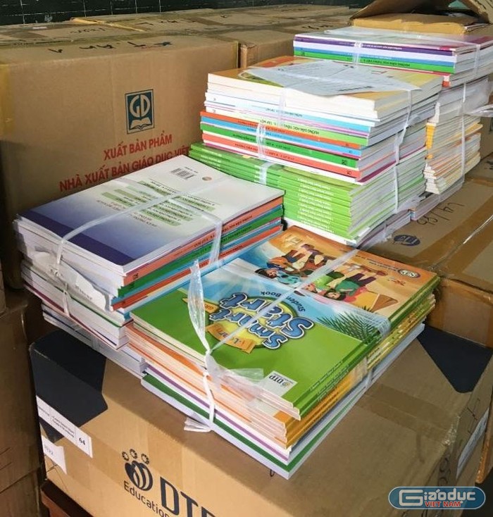 Học sinh khối 3, 4 và 5 tại Bình Thuận tiếp tục phải mua sách giáo khoa VNEN (Ảnh P.T)