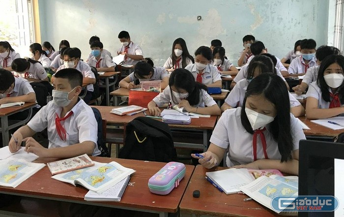 Học sinh Bình Thuận trở lại trường sau thời gian học online vì dịch bệnh. (Ảnh: P.T)