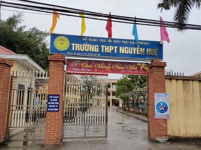 Nữ sinh Trường Trung học phổ thông Nguyễn Huệ bị bạn đánh hội đồng (Ảnh trên giaoduc.net.vn)