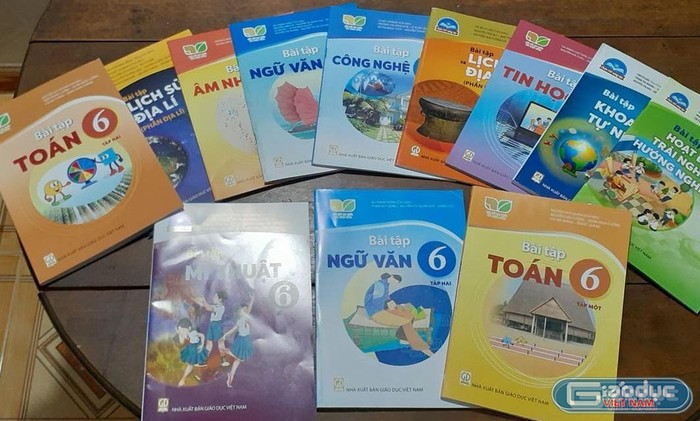 Sách bài tập được bán kèm trong bộ sách giáo khoa lớp 6 tại Đắk Lắk (Ảnh phụ huynh cung cấp)