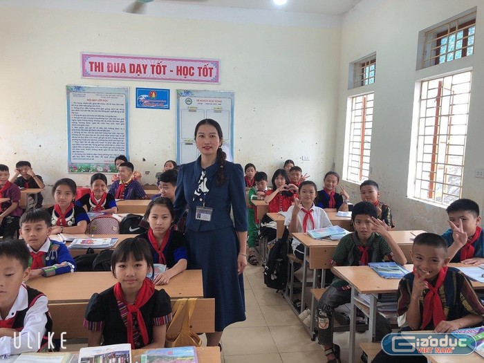 Cô giáo Lê Na với học sinh Kỳ Sơn (Ảnh nhân vật cung cấp)