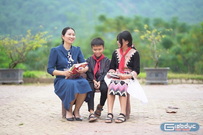 Cô giáo Lê Na với học sinh dân tộc (Ảnh nhân vật cung cấp)