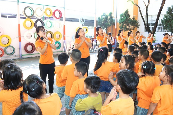 Giáo viên mầm non thường xuyên phải múa hát (Ảnh minh hoạ: Tuoitrethudo.com.vn)