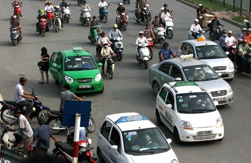Nhiều doanh nghiệp taxi ở Hà Nội vẫn giữ nguyên bảng giá cước cũ dù xăng đã giảm giá ở mức kỷ lục (Ảnh minh họa: Thanhnien)