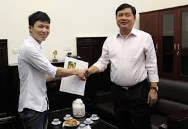 Bộ trưởng Đinh La Thăng quyết định nhận thủ khoa tốt nghiệp ĐH GTVT năm 2013 về Viện Khoa học công nghệ GTVT. (Ảnh: GTVT)