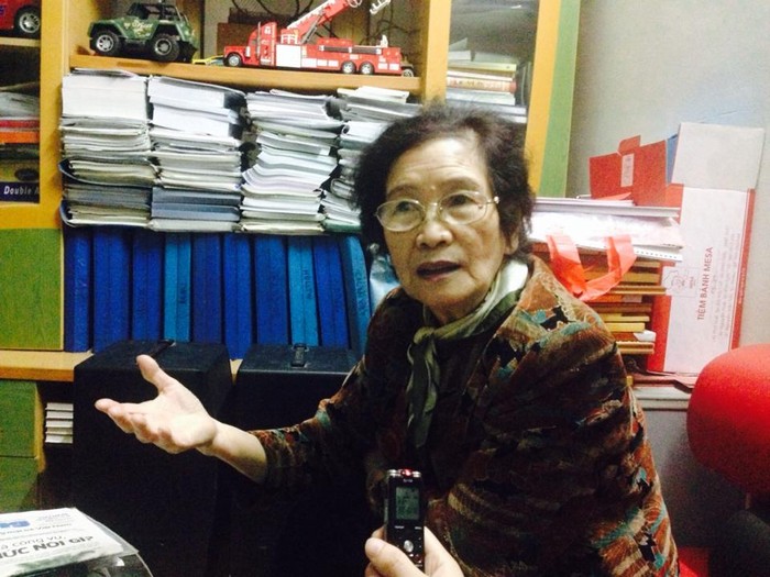 Bà Nguyễn Thị Phi Yến – tổ trưởng kiêm bí thư chi bộ tổ 72, khu nhà công vụ Hoàng Cầu (Ảnh: Phong Nguyên)