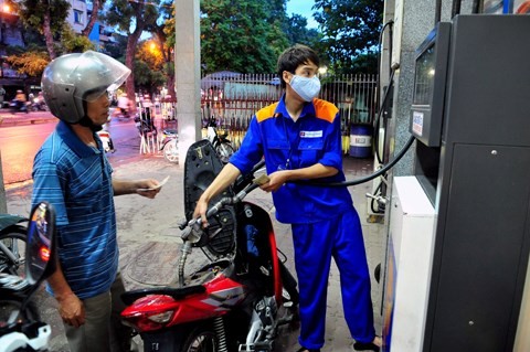 Theo PGS. TS Nguyễn Hoàng Ánh, giá xăng dầu ở Việt Nam phải giảm hơn nữa (Ảnh minh họa: Internet)