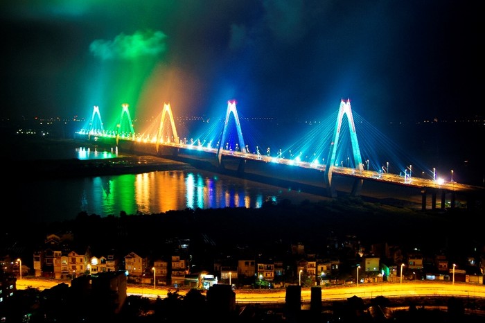 Cầu Nhật Tân lung linh trong đêm