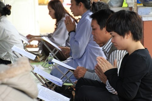 Ngày 31/12 vừa qua, hàng trăm người dân cũng đã dành hơn 2 giờ đồng hồ cầu an cho ông Thanh tại Tịnh thất Bửu Sơn (đường Hoàng Văn Thái, quận Cẩm Lệ, TP Đà Nẵng). Ảnh Thùy Linh
