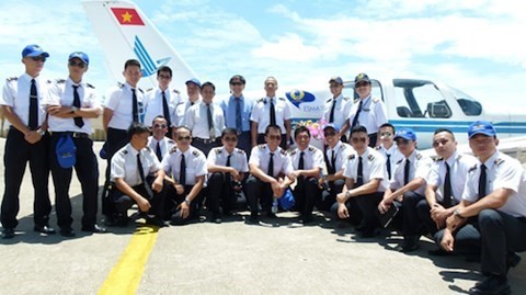 Các học viên phi công “nội hóa” đầu tiên của Vietnam Airlines tại lễ cấp giấy phép bay - Ảnh: Võ Văn Tạo - TTO