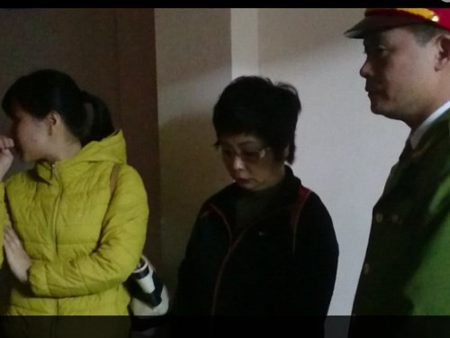 Bà Châu Thị Thu Nga (giữa) bị công an đưa đi tối 7/1 - Ảnh: Hoàng Trang
