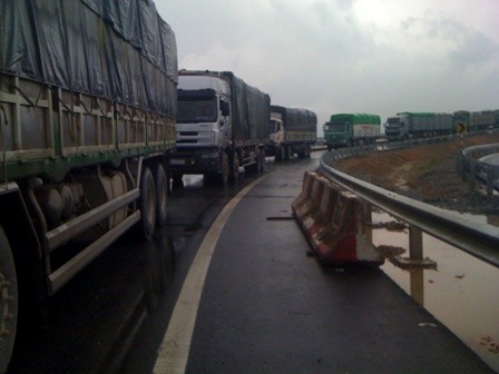 Đoàn xe quá tải rầm rập chạy trên cao tốc Nội Bài - Lào Cai (Ảnh: Dantri)