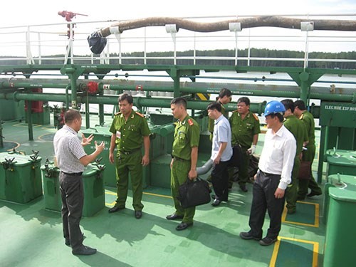 Cơ quan chức năng của Việt Nam chuẩn bị khám nghiệm tàu VP Asphalt 2 ngày 13/12/2014 (Ảnh: NLĐ)