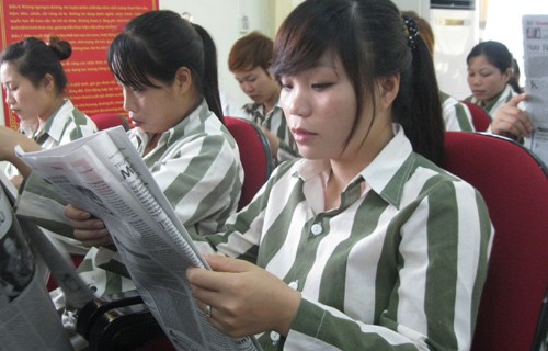 Phạm nhân được đọc báo, sách truyện khi học tập, lao động tốt (Ảnh: Infonet)