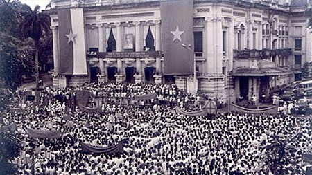 Mít tinh Tổng khởi nghĩa ở Quảng trường Nhà hát lớn Hà Nội, ngày 19-8-1945. Ảnh: Tư liệu