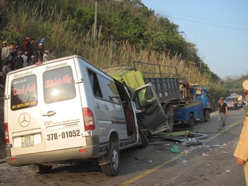 Hiện trường vụ tai nạn thảm khốc hôm 24/1 ở Thanh Hóa khiến 9 người chết tại chỗ cùng nhiều người khác bị thương (ảnh: Lê Phương)