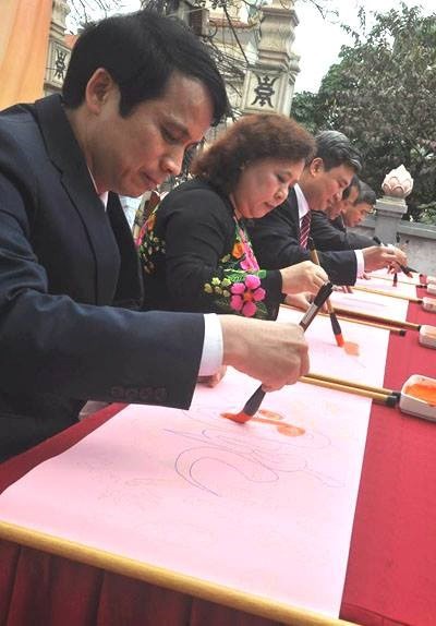 Một số lãnh đạo Hà Nội và Bộ GD-ĐT khai bút bằng cách viết theo nét chữ đã có sẵn từ trước ở lễ Khai bút đầu xuân 2015 (Ảnh: Infonet)
