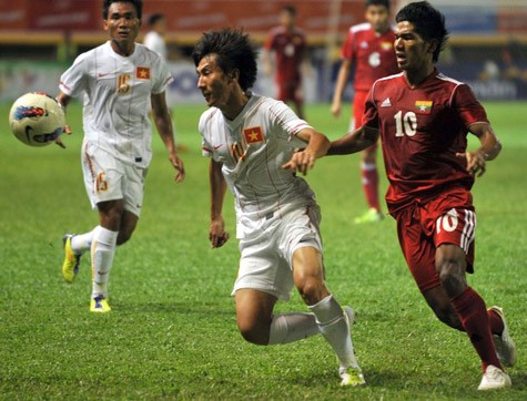 U23 Myanmar (đỏ) đẩy U23 Việt Nam (trắng) xuống thứ 3 bảng B.