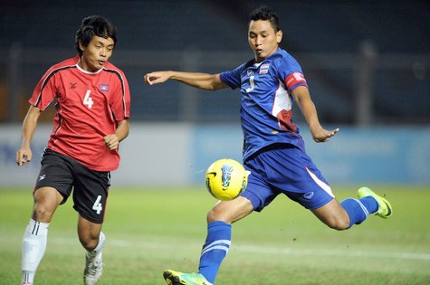 Tiền đạo Ronnachai Rangsiyo (phải) vẫn chưa ghi bàn.