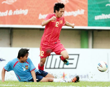 Tiền vệ Văn Quyết trong trận gặp U.23 Lào